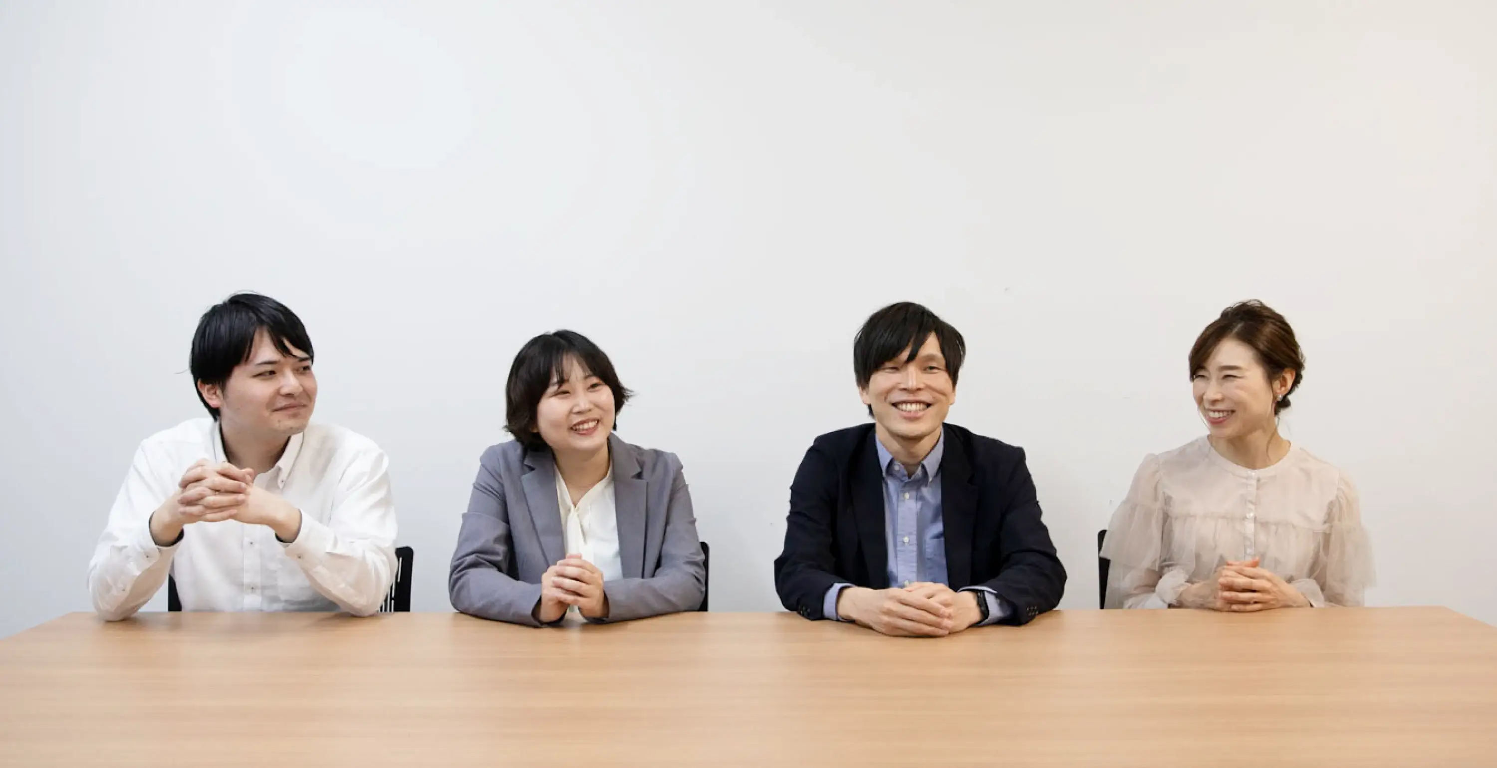 クロストークをした4名が横並びに座っている写真