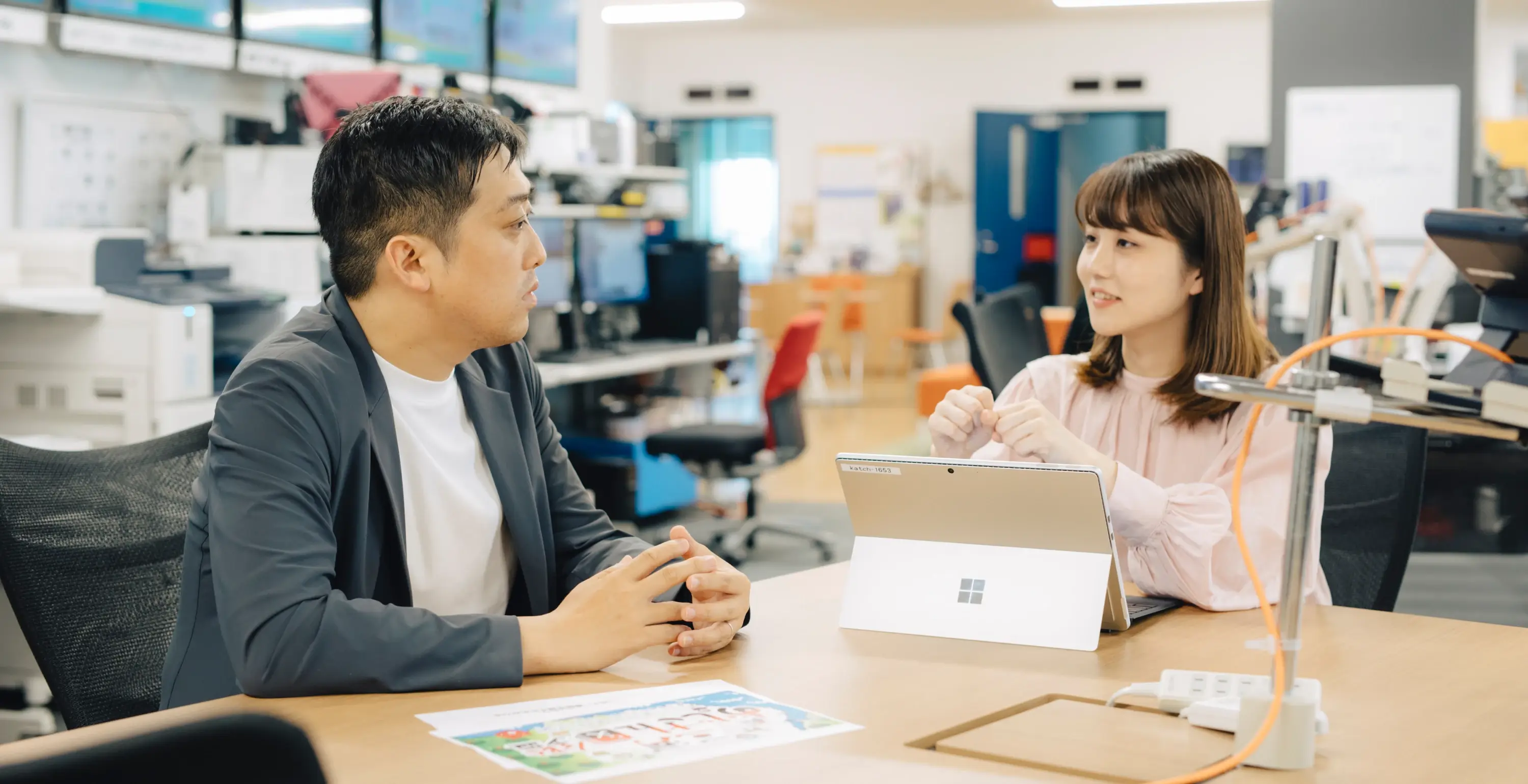 U.M.とY.S.が対談している写真