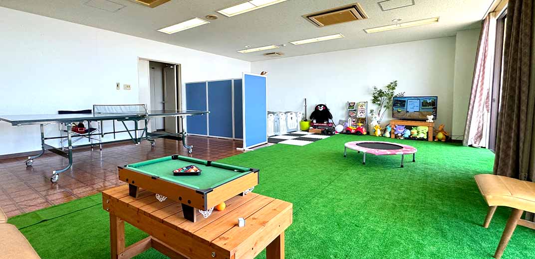 人工芝が敷かれたキッズルーム