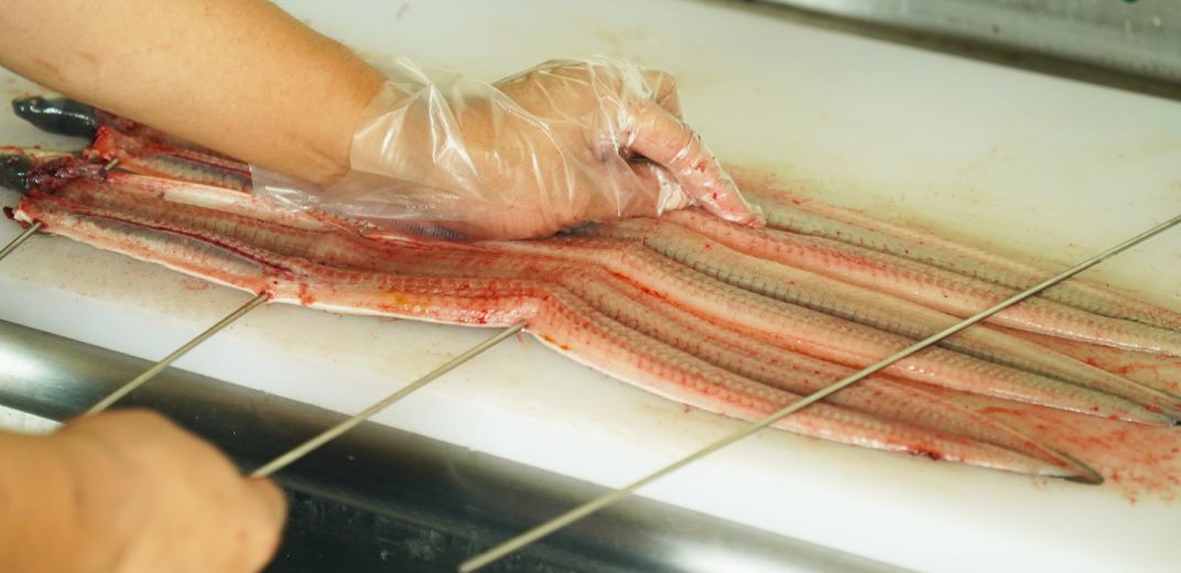 うなぎの勝○(しょうわ):うなぎの串打ち