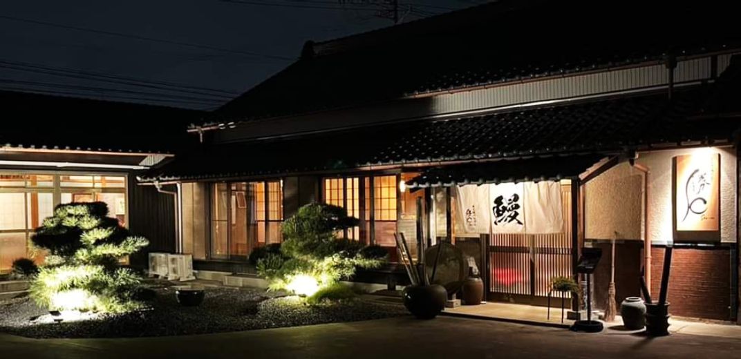 うなぎの勝○(しょうわ):夜の外観